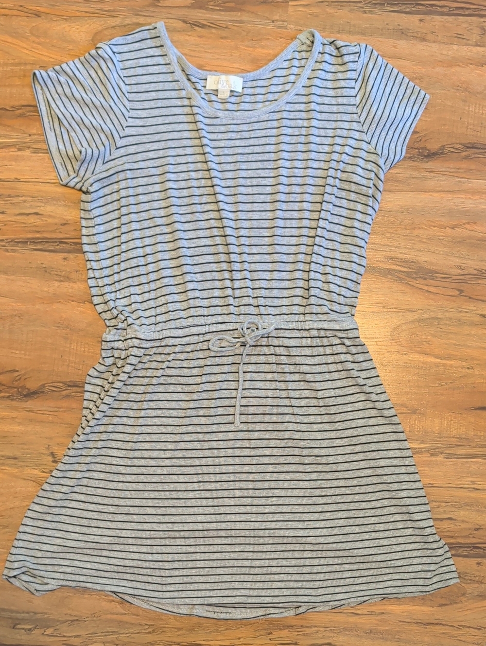 Olive & Oak Gray Striped Drawstring Short Sleeve Dress